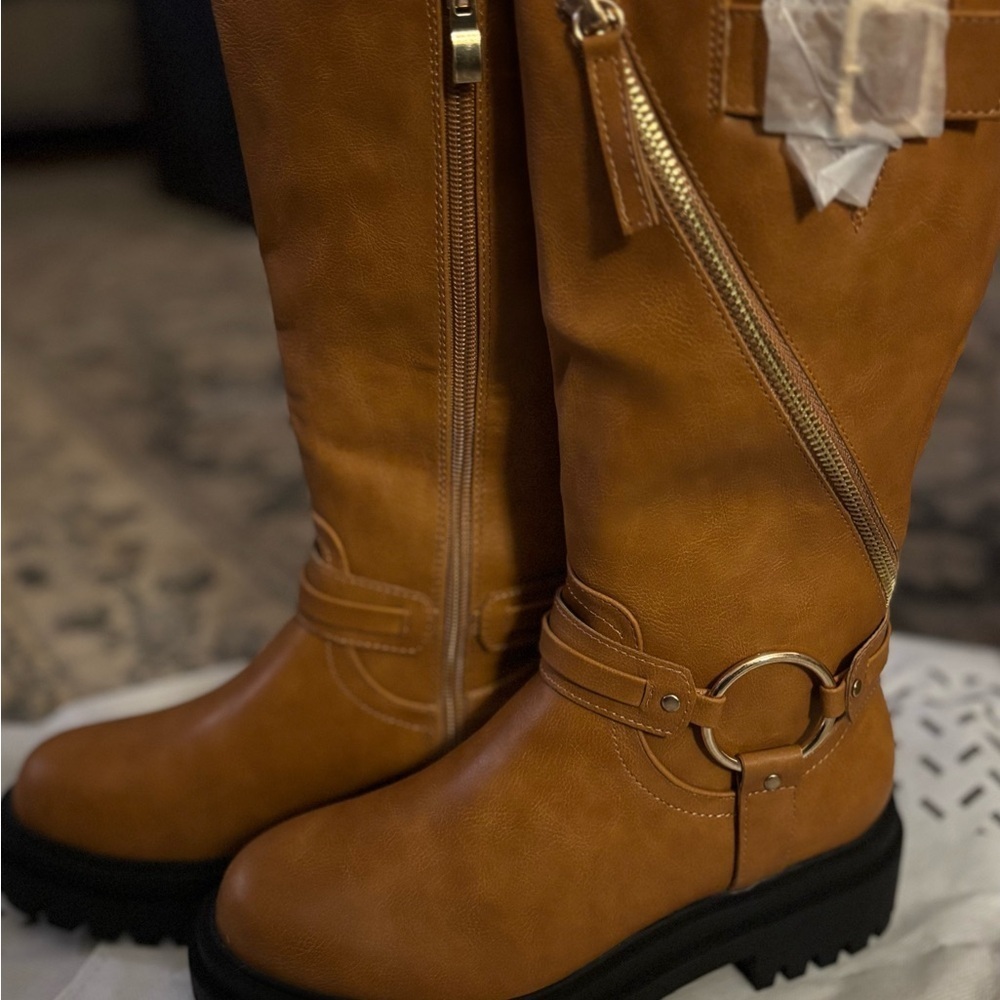 Women's Tan Leather Boots size 6. IdIfu. (050)